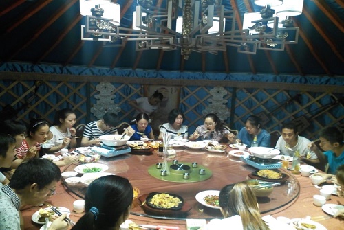 博鹰家人们蒙古包里大聚餐
